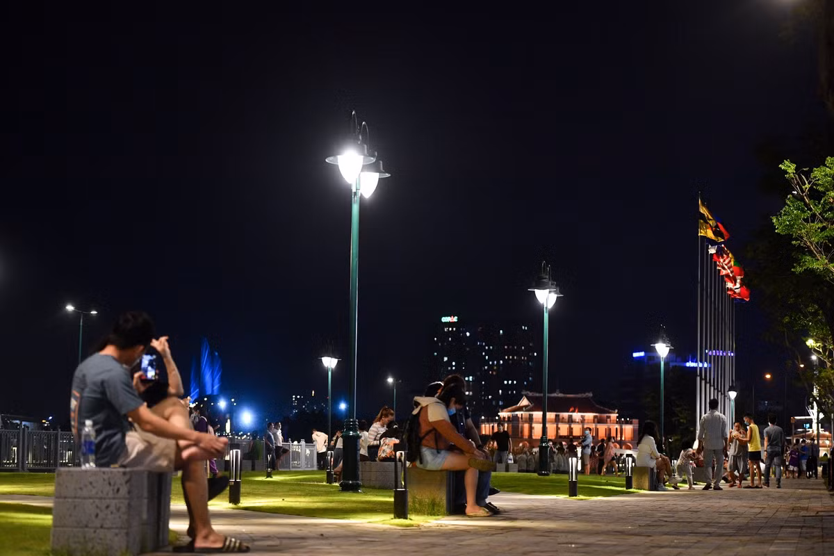 Tấp nập người dân đến hóng gió, dạo chơi lúc 20h.