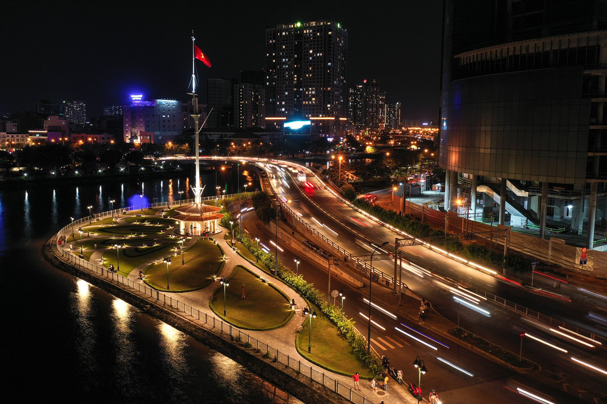 Cột cờ Thủ Ngữ trăm năm tuổi vừa được hoàn thiện trùng tu năm 2021, xung quanh là các mảng xanh, tạo tổng thể hài hòa.