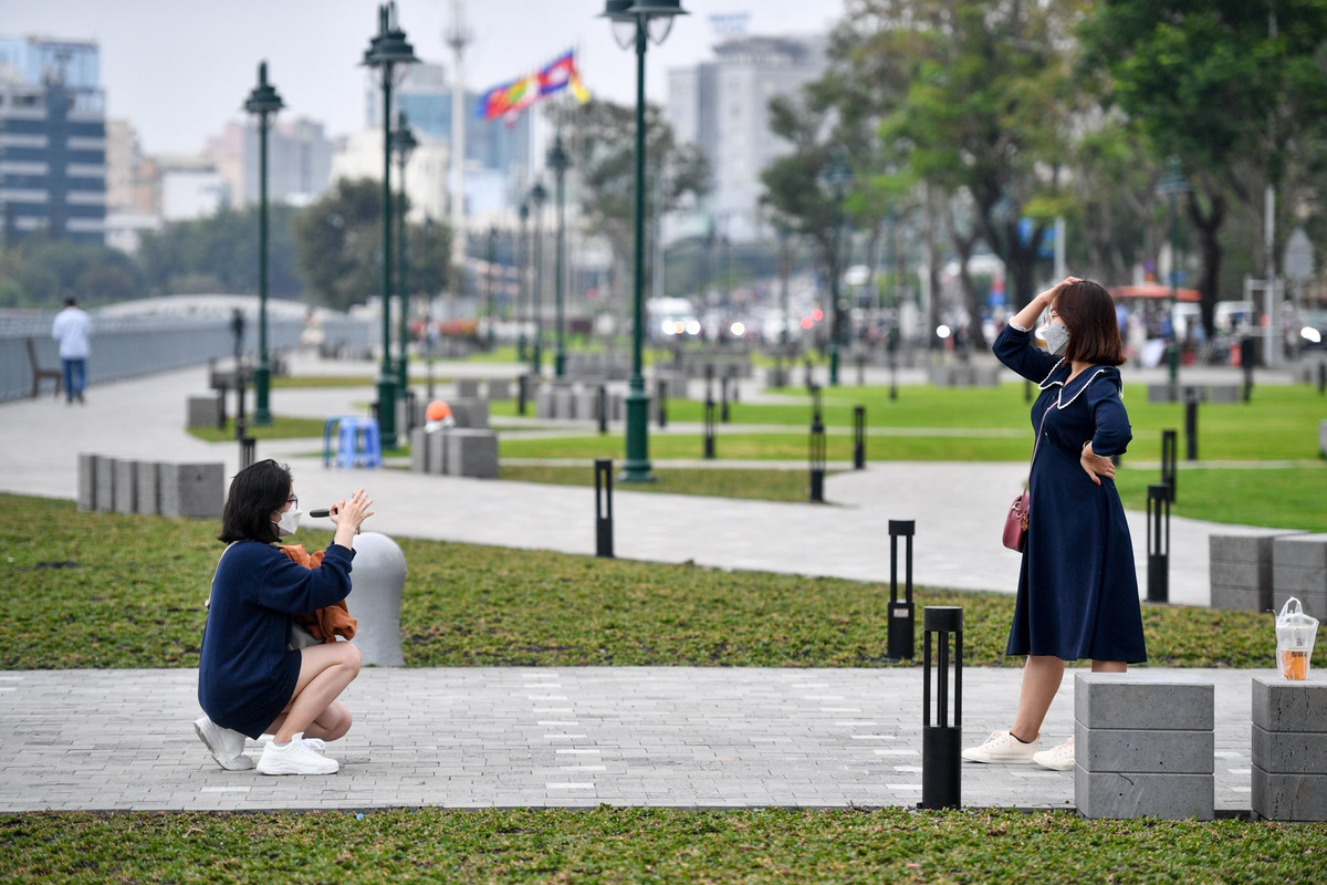 Trà và Tuyền (quận 7) cho biết hàng ngày đi làm trên đường Tôn Đức Thắng thấy khu vực này có rào, nay đã dỡ. "Mình thấy không gian thoáng, view đẹp nên dừng lại chụp hình", Trà chia sẻ.