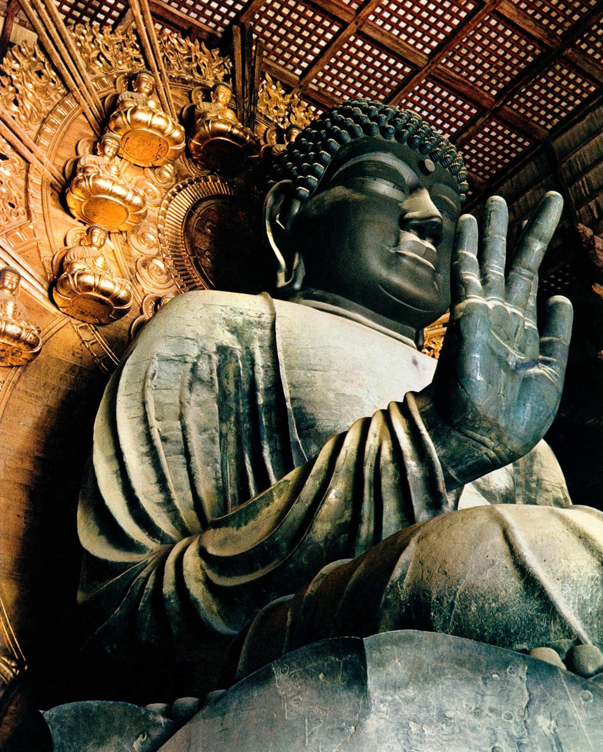 Trong thời gian ở Nhật, ông cũng ghé qua Nara - thủ đô đầu tiên của xứ anh đào. Cố đô nổi tiếng với những kiến trúc đền, chùa Phật giáo. Vào thế kỷ thứ 8, thời kỳ Nara ở Nhật Bản, Phật giáo phát triển cực thịnh. Người ta tin càng nhiều đền chùa sẽ khiến đất nước thêm vững chắc. Và như thế, rất nhiều công trình Phật giáo đã được xây dựng tại đây.