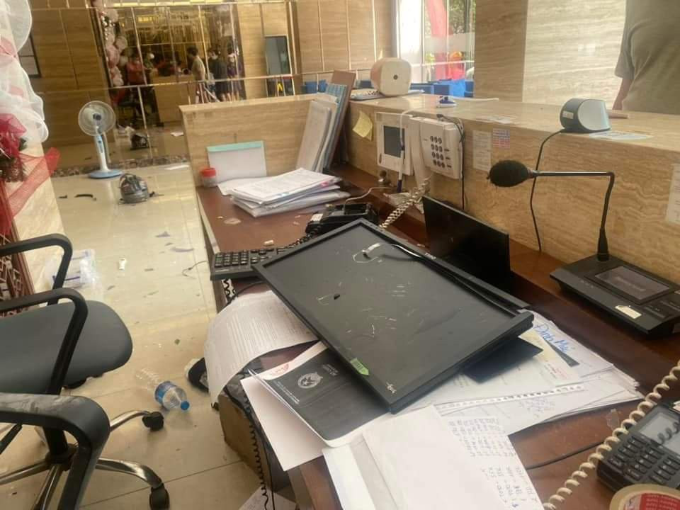 Cu dan nuoc ngoai danh nguoi, dap pha do dac o Vinhomes Central Park-Hinh-2