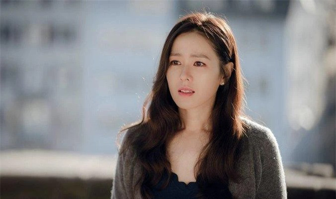 Báo mẹ chồng về ngoại chăm mẹ ốm, tôi bế con ra cửa thì... ảnh 1