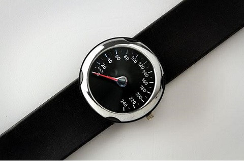 Đồng hồ đeo tay chế theo kiểu tốc kế trên ô tô, xe máy.