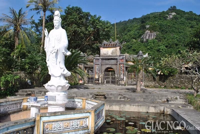 Tượng Bồ-tát Quán Thế Âm nhìn từ mặt trước ngôi chùa.