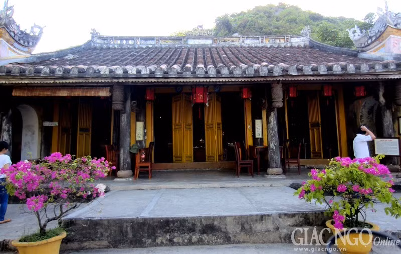 Chánh điện chùa Hải Tạng.