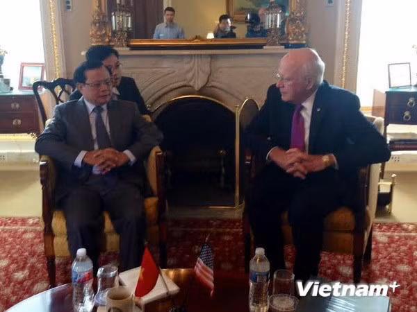 Bí thư Thành ủy Hà Nội Phạm Quang Nghị gặp Chủ tịch tạm quyền Thượng viện Mỹ Patrick Leahy tại Quốc hội Mỹ. (Ảnh: Phạm Tuấn Đạt/Vietnam+).