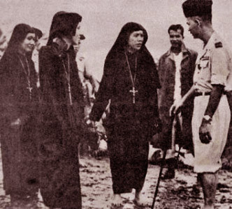 Leroy đang phủ dụ các bà xơ (ảnh trong hồi ký "Việt Nam máu lửa quê hương tôi" của Đỗ Mậu, NXB văn nghệ 2007).