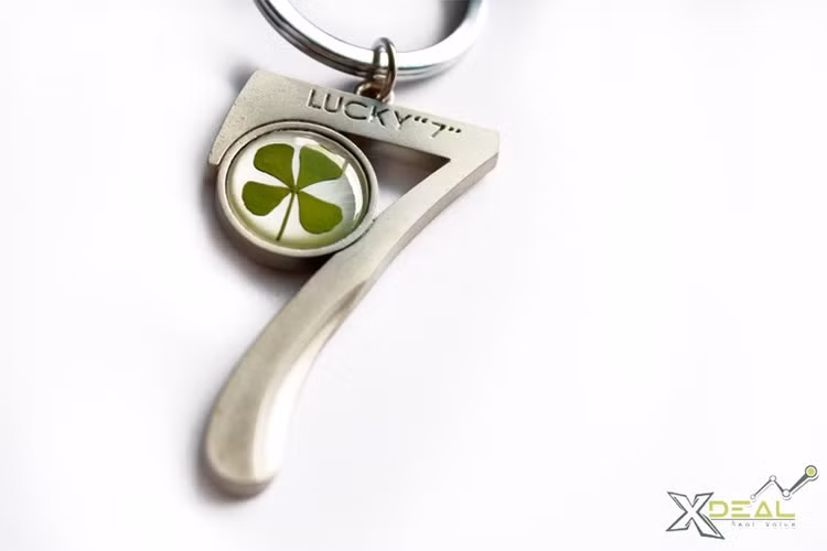 Nó tượng trưng cho sức mạnh thần linh trong thiên nhiên. Vì không chia chẵn cho số nào cả nên nó được so với Thượng Đế. Số 7 cũng tiêu biểu cho giai đoạn cuối trước khi hoàn thiện và gắn kết với 70 năm của kiếp nhân sinh. Bước đến giai đoạn thứ 8 hoàn tất kiếp này bằng sự chết và những điều chưa biết được. Số 7 chi phối nhịp của sự sống. Thời xa xưa người ta quan niệm có 7 hành tinh tạo ảnh hưởng lên các sự kiện ở trái đất và gắn với 7 ngày trong tuần”.