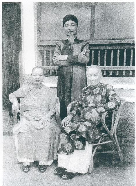 Hai bà thứ phi của vua Thành Thái: Giai Triệu (bà Nhàn) và Chí Lạc (bà Mừng) cùng ông Ưng Quang - em trai của hai bà. Ảnh TL của HT Vĩnh Giêu.