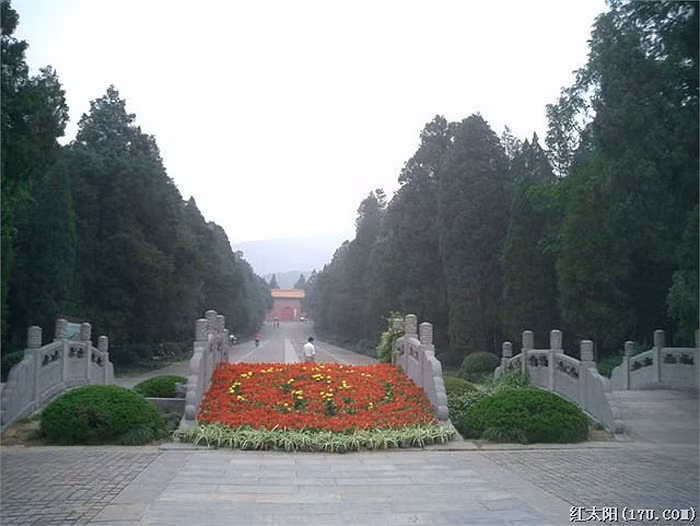 Hiếu Lăng cùng với lăng mộ của Võ Tắc Thiên được coi là công trình lăng mộ còn nguyên vẹn nhất, chưa bị xâm phạm đáng kể. Theo sử sách, ngày an táng vị minh vương này, có tới 13 cỗ quan tài cùng lúc đi qua 13 cổng thành. Có nhiều truyền thuyết khẳng định Minh Thái Tổ được an táng ở núi Vạn Tuế, tận Bắc Kinh.