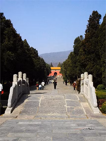 Quá trình xây dựng lăng mộ khổng lồ này cũng có nhiều tranh cãi. Nhiều nhà khoa học tin rằng, sử sách ghi chép về quá trình xây dựng lăng mộ là chính xác. Theo đó, lăng mộ này được xây dựng trong vòng 25 năm. Khi Chu Nguyên Chương qua đời, lăng mộ vẫn chưa xây dựng xong. Con trai ông chính là người hoàn tất lăng mộ.