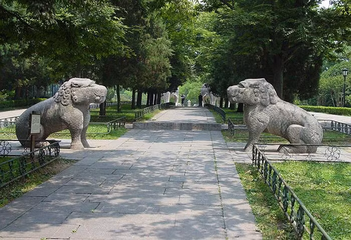 Một số ý kiến cho rằng, họ bị ép treo cổ chết, rồi quăng xác xuống hầm mộ. Một số ý kiến khác khẳng định, họ bị phanh thây, đổ thủy ngân vào người, rồi khâu da lại, để giữ được thi thể bền vững trong lòng đất. Kết quả thế nào thì còn phải tranh cãi, nhưng sự thật là những mỹ nữ trong lăng mộ chỉ còn là những đống xương trắng.