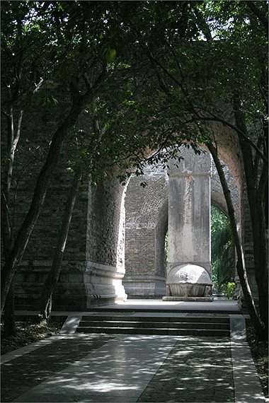 Qua các thiết bị thám sát, các nhà khoa học cũng phát hiện nhiều bộ xương trong tư thế lạ ở trong địa cung. Ngoài những bộ xương của những người bị tuẫn táng theo vua, thì khả năng có cả xương cốt của bọn trộm mộ. Hiếu lăng là công trình kỳ vĩ, để đời của vị vua lớn trong lịch sử Trung Quốc, nên chắc chắn lăng mộ sẽ có bẫy giết trộm. Bọn trộm có thể bị trúng độc, hoặc bị cửa đá sập xuống nhốt trong lăng mộ vĩnh viễn.