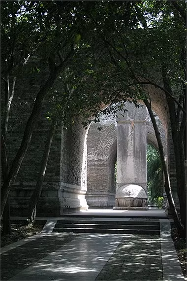 Qua các thiết bị thám sát, các nhà khoa học cũng phát hiện nhiều bộ xương trong tư thế lạ ở trong địa cung. Ngoài những bộ xương của những người bị tuẫn táng theo vua, thì khả năng có cả xương cốt của bọn trộm mộ. Hiếu lăng là công trình kỳ vĩ, để đời của vị vua lớn trong lịch sử Trung Quốc, nên chắc chắn lăng mộ sẽ có bẫy giết trộm. Bọn trộm có thể bị trúng độc, hoặc bị cửa đá sập xuống nhốt trong lăng mộ vĩnh viễn.