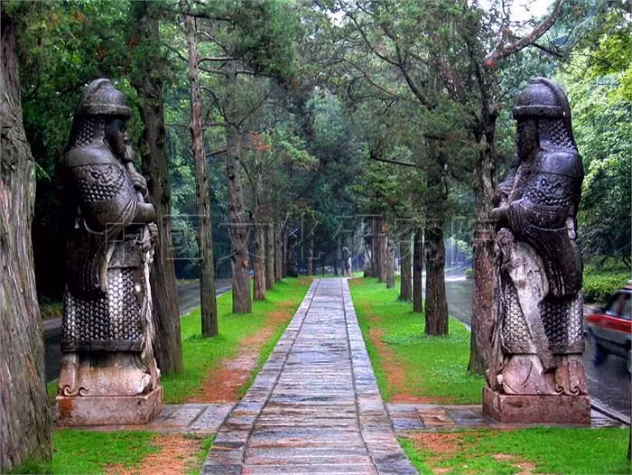 Lăng mộ Minh Thái Tổ gọi là Hiếu Lăng, hợp táng hoàng đế khai quốc nhà Minh cùng hoàng hậu họ Mã. Lăng mộ nằm ở núi Độc Long, thuộc Nam Kinh. Quy mô Hiếu Lăng khiến cả thế giới phải kinh ngạc, thậm chí các đế vương Ai Cập nằm trong các Kim Tự Tháp khổng lồ cũng phải vị nể.