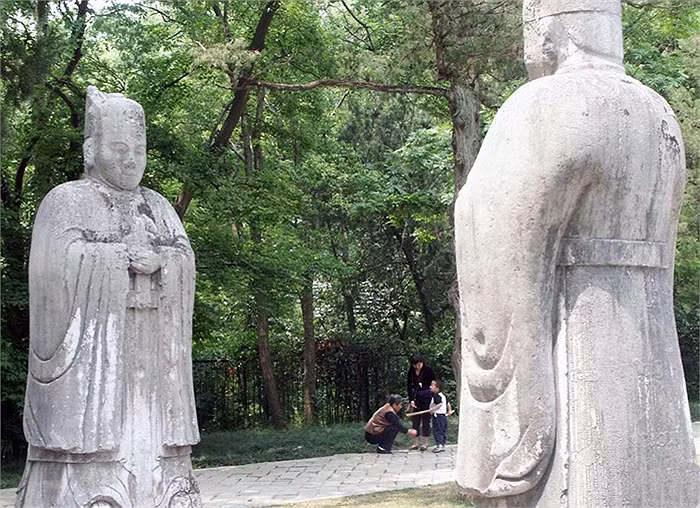 Lịch sử cổ đại Trung Quốc có hình thức tuẫn táng ghê rợn, tàn nhẫn, tức là tục chôn người sống theo người chết. Hoàng đế chết đi, cả trăm, thậm chí cả ngàn cung nữ bị chôn theo để hầu hạ. Tục tuẫn táng rất thịnh hành thời Tần-Hán. Đến thời Đường thì bị phế bỏ. Tuy nhiên, đến đời Chu Nguyên Chương thì tục tuẫn táng đã được khôi phục. Đó cung chính là lý do phát hiện rất nhiều hài cốt mỹ nhân bí ẩn trong Hiếu Lăng.