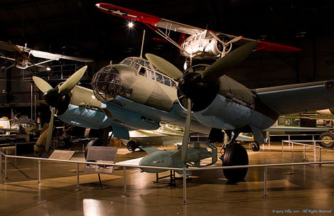 Fritz X và máy bay ném bom mang nó.