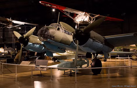 Fritz X và máy bay ném bom mang nó.