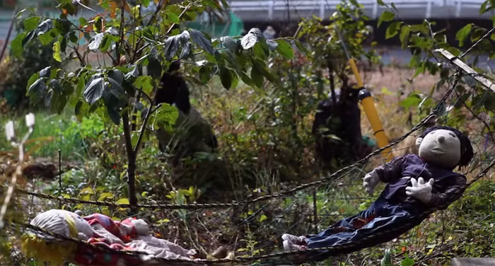 Cứ mỗi khi có ai đó mất đi, bà lại thay thế bằng những hình nộm với khuôn mặt của người đó.