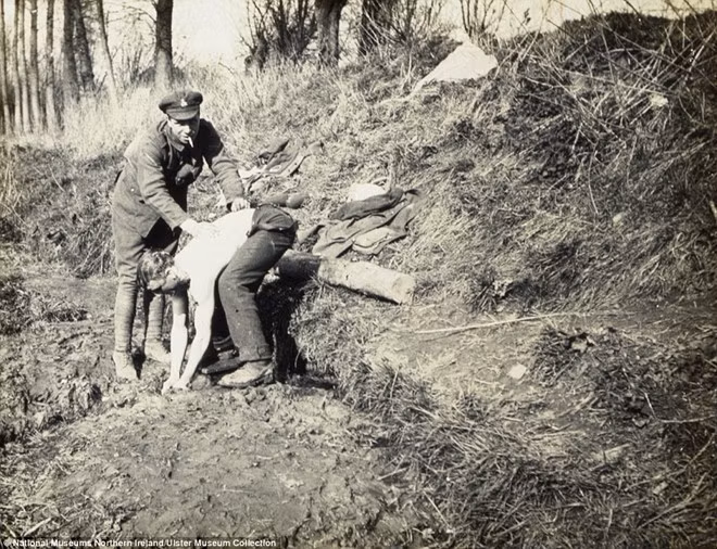 Binh sĩ tại quân khu Ploegsteert Wood thuộc mặt trận phía Tây, gần thành phố Messines, Bỉ.