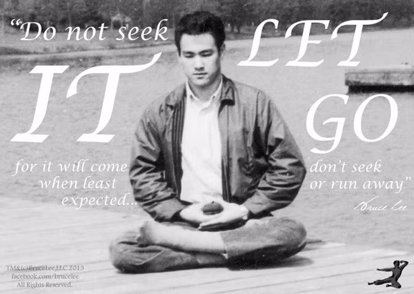 Lý Tiểu Long ngồi thiền.