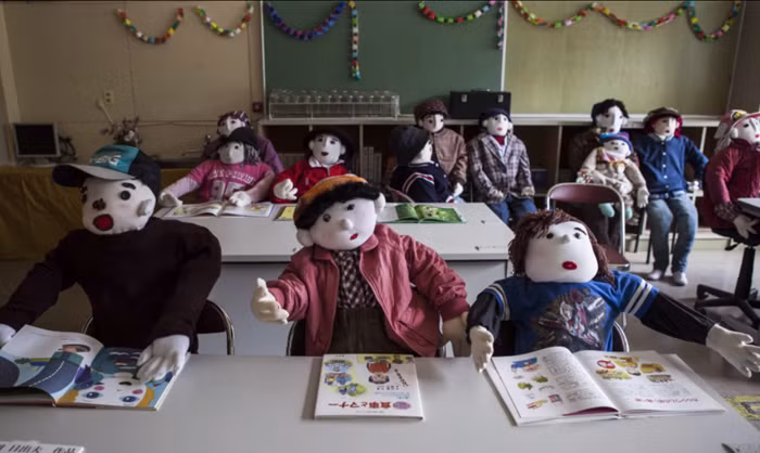 Những lớp học chật kín học sinh, đội ngũ giáo viên, nhân viên lấp đầy ngôi trường bị bỏ hoang do thiếu thốn.