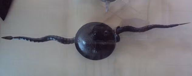 6. Madu. Các thầy tu khổ hạnh Fakir của người Hồi giáo và Hindu không được phép mang vũ khí. Vì vậy họ buộc phải tự tao ra trang bị bảo vệ bản thân. Những sáng tạo ban đầu bao gồm hai chiếc sừng sơn dương gắn vuông góc. Madu, hay được biết tới với tên gọi "sừng của Fakir", phù hợp cho các cú đâm, chọc. Tuy nhiên, các Fakir chủ yếu chỉ sử dụng chúng cho tự vệ. Một vài loại còn có mũi sắt ở tay cầm và đi kèm với khiên để tăng hiệu quả. Việc luyện tập với Madu, gọi là maan kombu, vẫn tồn tại cho tới ngày nay. Maan kombu nghĩa là "sừng hươu", là một phần của võ thuật silambam truyền thống Ấn Độ chuyên sử dụng vũ khí. Tuy nhiên, môn võ đang dần mai một do lệnh cấm sử dụng sừng hươu, sơn dương.