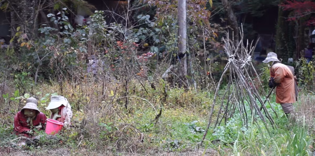 Những hình nộm được bà Ayano Tsukimi làm từ chất liệu như rơm, vải vụn, bông và quần áo cũ.