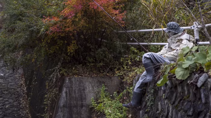 Người đàn ông ngày đêm kiên trì đợi cá cắn câu... hiện hữu đến rợn người.