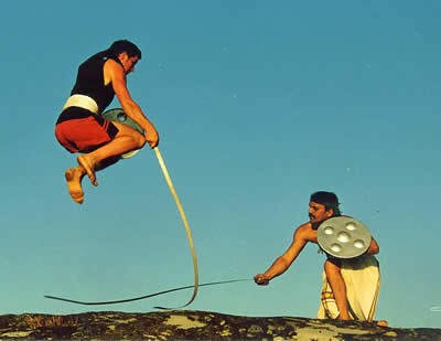 1. Urumi. Urumi là loại kiếm dạng roi linh hoạt. Phẫn lưỡi được làm từ kim loại dẻo, có thể quấn quanh hông. Chiều dài kiếm đôi khi lên tới 3 đến 5 m. Khi sử dụng, các chiến binh xoay vòng kiếm, khiến đối phương khó tiếp cận. Cả hai mặt của kiếm đều được mài sắc để tăng sát thương. Ngay cả khi đối phương sử dụng khiên, thanh kiếm vẫn có thể uốn cong và cắt đứt kẻ thù. Đây là vũ khí cực kỳì nguy hiểm và đòi hỏi nhiều năm luyện tập. Urumi thường không được sử dụng trong các trận đánh mà dùng trong các cuộc đấu tay đôi hay ám sát.