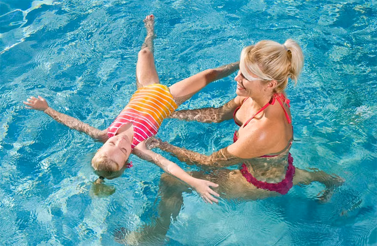 Nhờ thày dạy bơi chuyên nghiệp. Nếu không có thời gian và thấy khó tự dạy con bơi, hãy tìm cho chúng một thày/cô giáo chuyên nghiệp.