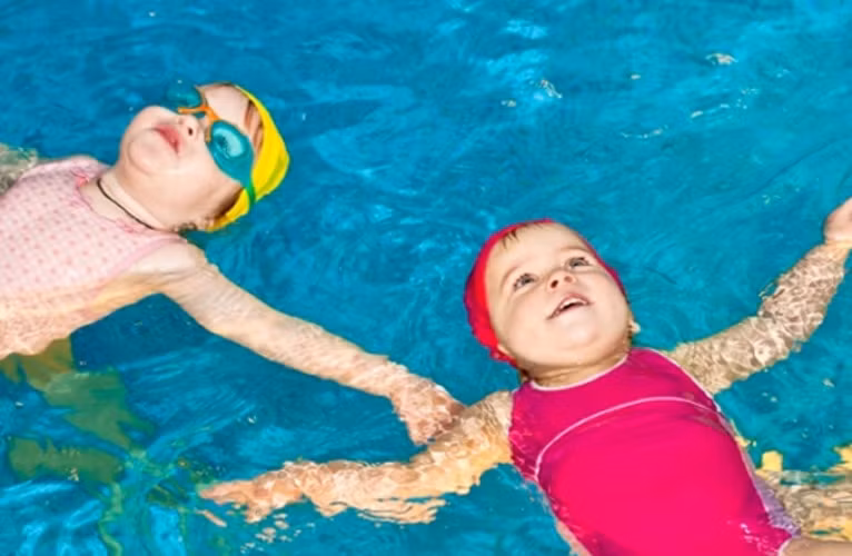 Dạy con cách nổi trên mặt nước. Đây là kỹ thuật đầu tiên mà bạn cần phải dạy con khi học bơi. Hãy dạy bé cách thư giãn và thả lỏng người khi nổi để đạt kết quả tốt nhất.