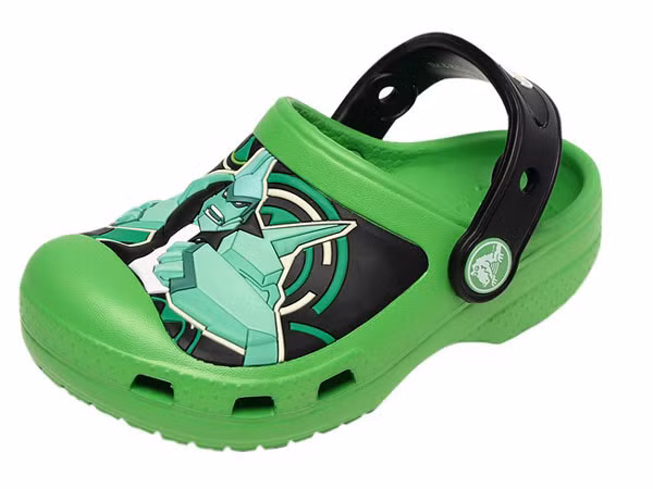 Dép Crocs, giá hơn 500.000 đồng.