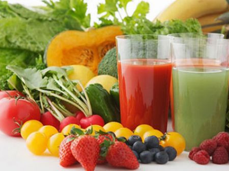 Nước ép trái cây và sữa. Casein chiếm 80% protein trong sữa, khi nồng độ axit khoảng 4.6% thì đại đa số lượng casein sẽ kết tủa gây khó tiêu hóa, nếu nghiêm trọng còn dẫn đến tiêu chảy. Nên khi uống sữa không nên thêm nước ép hoa quả có tính axit.