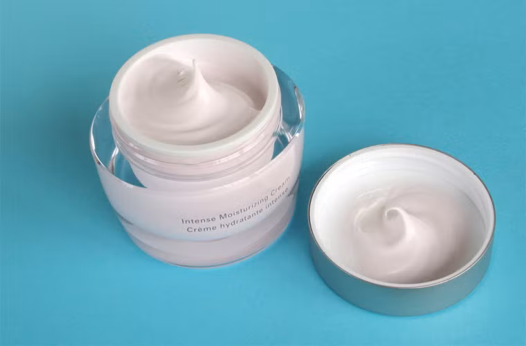 Bôi kem dưỡng da vừa đủ. Bôi kem dưỡng đúng cách để có hiệu quả tốt nhất cho da. Không nên trát lên mặt quá nhiều kem dưỡng da bởi như thế da sẽ càng mất thời gian để kem thẩm thấu vào da trước khi bạn có thể trang điểm. Muốn vậy, bạn lấy một lượng kem nhỏ chấm lên má, mũi, cằm, trán, rồi xoa dần từng khu vực.