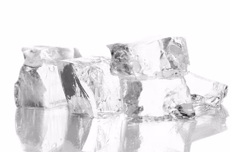 Dùng đá lạnh massage mặt. Lấy một viên đá trong tủ lạnh rồi massage khắp mặt cho tới khi nó tan chảy mỗi tối trước khi đi ngủ là cách để giảm mụn, nếp nhăn và lượng mỡ dưới da mặt.