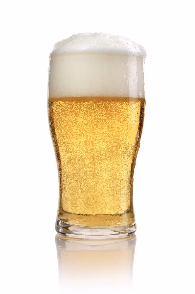 Xả tóc bằng bia hoặc giấm. Xả tóc bằng bia giúp tóc duy trì độ ẩm còn xả tóc bằng giấm sẽ khiến tóc bóng sáng hơn. Sau khi gội đầu sạch bằng dầu gội đầu, bạn dành vài phút để xả tóc bằng bia hoặc giấm rồi xả lại bằng nước sạch.