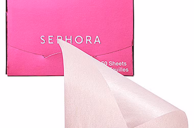 Dùng giấy hoặc film thấm dầu. Nếu da bạn là da dầu, không nên dùng phấn bột để dặm với mục đích thấm dầu bởi cứ mỗi lần dặm thêm phần, bạn sẽ khiến làn da càng bí bách hơn với tầng tầng lớp lớp phấn phủ. Chỉ cần một tờ giấy thấm dầu, mọi việc sẽ được giải quyết.