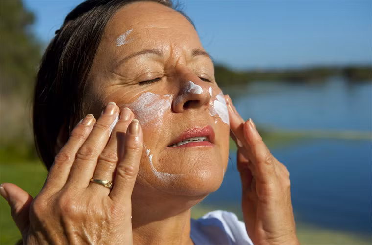 Bôi kem chống nắng hàng ngày. Nên bôi kem chống nắng hàng ngày dù trời mưa, nắng hay râm mát. Theo Viện Da liễu Mỹ, 80% tia cực tím từ mặt trời có thể xuyên qua mây.