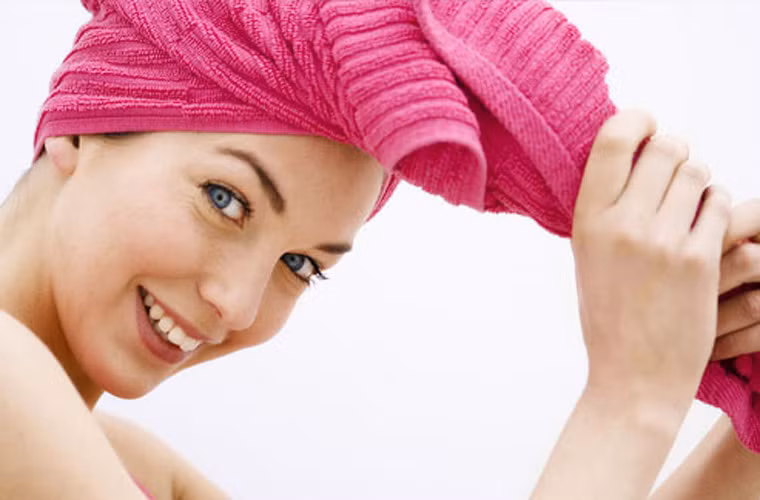 Lau tóc đúng cách. Không chà xát tóc mạnh với khăn tắm sau khi gội đầu bởi làm thế tóc của bạn sẽ bị quăn, xơ. Thay vào đó, sau khi tắm gội xong, bạn lắc nhẹ tóc để tóc bớt sũng nước rồi quấn tóc vào khăn và thấm nhẹ nhàng cho tới khi tóc khô.