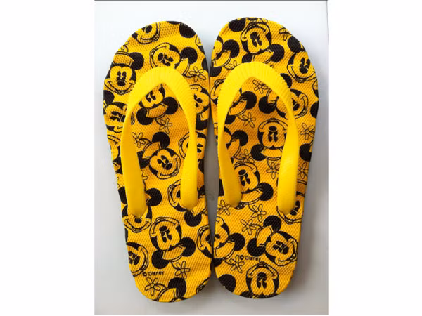 Dép xỏ ngón Disney, giá khoảng 140.000 đồng.