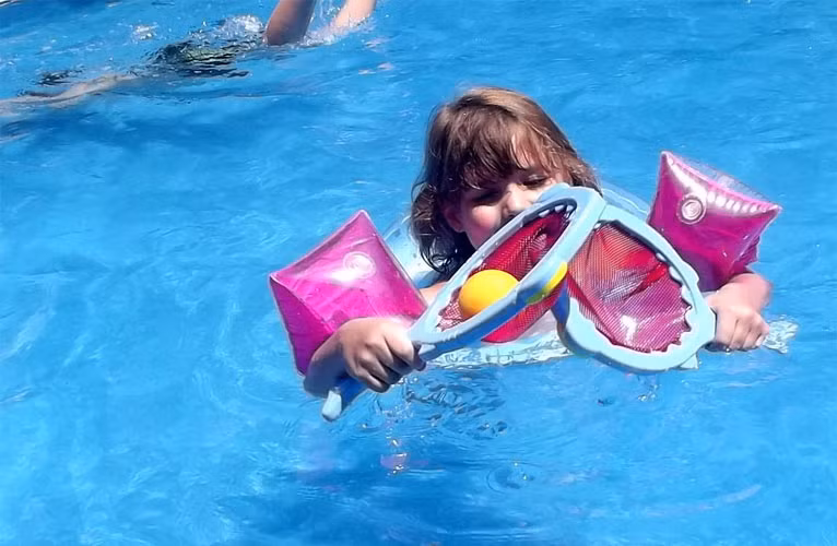 Dụ con bằng đồ chơi dưới nước. Nhiều người cho rằng đồ chơi sẽ làm bé giảm tập trung vào bài học bơi mà chỉ lo chơi đùa, nhưng nếu không muốn con mình nhanh chán và đòi ra khỏi bể bơi hãy cho vào bể vài món đồ chơi để chúng có thể cùng bơi và chơi đùa với các bé. Khi trẻ vui, chúng sẽ thích ở dưới nước lâu hơn và dễ nghe theo lời hướng dẫn.