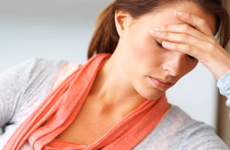 Giảm bớt stress và lo lắng. Một lối sống lành mạnh, ăn uống hợp lý sẽ giúp cơ thể bạn bớt stress và đó cũng là cách để giảm bớt lượng mồ hôi tiết ra ở nách. Khi bạn lo lắng, tim sẽ mệt mỏi hơn, miệng sẽ khô và cơ thể tiết nhiều mồ hôi hơn.