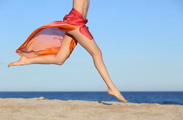 Tẩy lông bằng waxing làm da mịn màng hơn. Nên bôi kem dưỡng da trước khi tẩy lông sẽ làm vùng da đó mềm mượt hơn trước khi waxing.