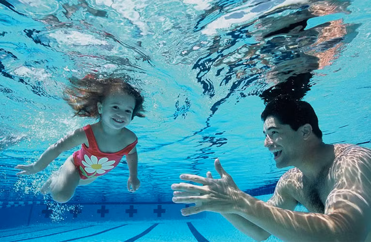 Dạy con cách thở dưới nước. Hãy quan sát con thở bong bóng dưới nước và đếm đến 5. Kỹ thuật thở dưới nước rất quan trọng và cần phải dạy cho bé kỹ năng này nếu muốn con biết bơi.