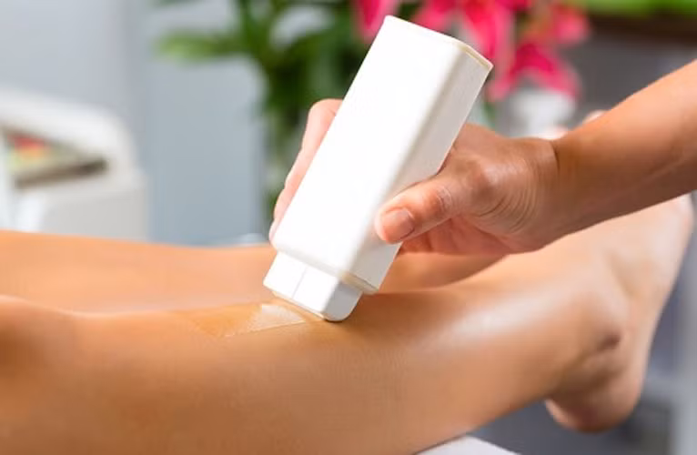 Waxing làm lông mọc lại mỏng hơn. Một lợi ích nổi trội của waxing là lông mọc lại sẽ mỏng và nhạt màu hơn khi bạn cạo lông. Bạn sẽ thấy khó nhận ra lông trên vùng được wax thường xuyên và lâu dài trong khi đó nếu cạo lông thì lông càng ngày càng rậm hơn.