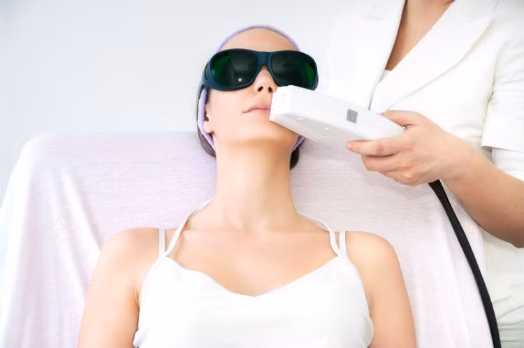 Trước khi bước vào làm laser triệt lông, bạn và kỹ thuật viên phải đeo dụng cụ bảo vệ mắt thích hợp. Cần thiết phải bảo vệ lớp da ngoài bằng cách bôi gel lạnh hoặc bằng thiết bị làm mát đặc biệt. Những bước này giúp ánh sáng tia laser thẩm thấu vào da. 6 tuần sau đó, bạn sẽ lại tiếp tục liệu trình thứ hai và cứ vậy cho tới khi lông không ngừng mọc nữa.