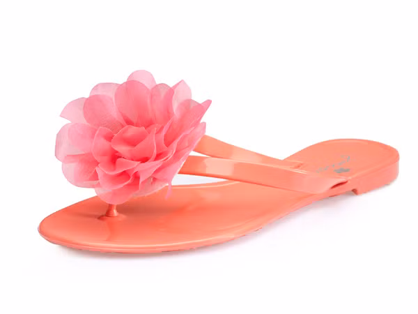 Dép xỏ ngón bằng nhựa hiệu Lifestyle, giá khoảng 140.000 đồng.