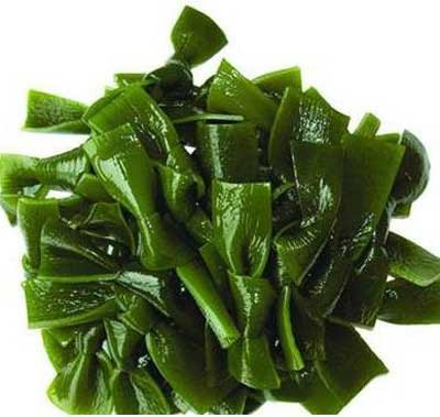 Rong biển có màu xanh tím. Khi ngâm rong biển trong nước mà nó chuyển sang màu xanh tím chứng tỏ rong biển đã bị nhiễm chất độc hại polypeptide dưới biển trong một thời gian dài. Những độc tố này không thể giải độc khi nấu chín, vì vậy tốt nhất không nên ăn.