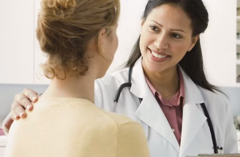 Khám bác sĩ nếu thấy nghiêm trọng. Nếu mồ hôi ở vùng nách ra nhiều hơn bình thường, hãy tới khám bác sĩ để biết nguyên nhân và phương pháp điều trị. Ra quá nhiều mồ hôi là triệu chứng của nhiều loại bệnh trong đó có bệnh tim, cường giáp, bạch cầu, u lymphoma không Hodgkin…